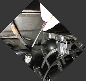 2005 Mercury Mariner vacuum line pass-thru-line.jpg