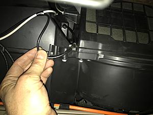 2005 Mercury Mariner vacuum line pass-thru-2.jpg